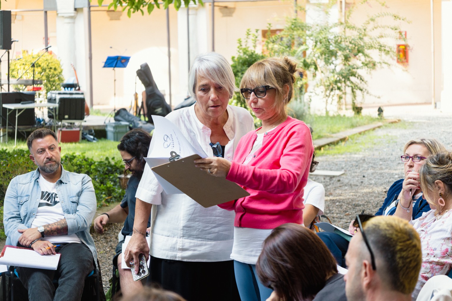 Alessandra Conta durante un'attività con una partecipante al Festival dell'Ascolto