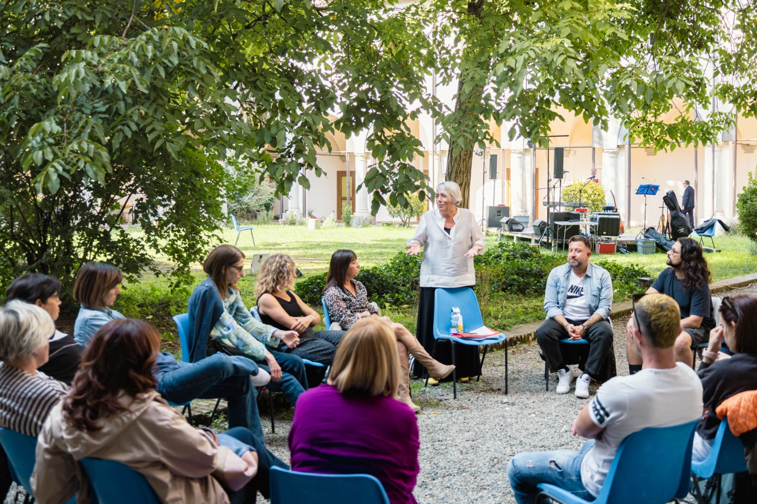 Alessandra Conta conduce un gruppo al Festival dell'Ascolto